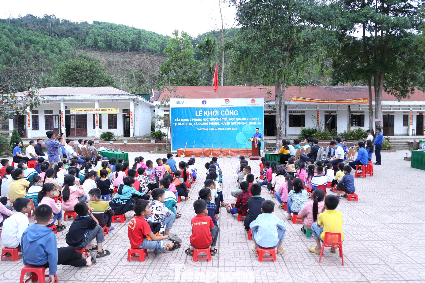 Quang cảnh Lễ khởi công xây dựng phòng học Trường Tiểu học Quang Phong 2, tại bản Quyn xã Quang Phong, huyện Quế Phong, Nghệ An. Ảnh: Thu Hiền