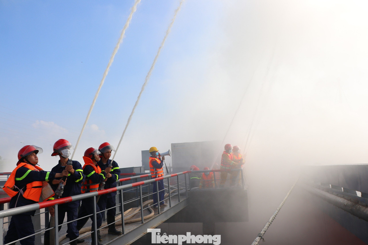 Giai đoạn 3: Sau khi cứu thành công 15 người trên tàu, toàn bộ các lực lượng, phương tiện được huy động tổng lực chữa cháy (trong thời gian cứu người, vẫn có lực lượng tiến hành chữa cháy song song).