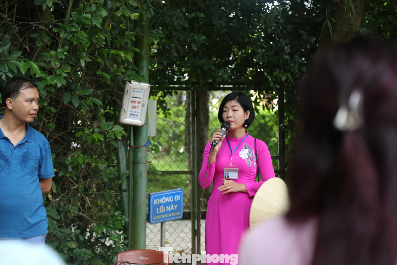 Các thuyết minh viên học thêm ngoại ngữ để kể chuyện Bác Hồ cho du khách quốc tế. Các thuyết minh viên học thêm ngoại ngữ để kể chuyện Bác Hồ cho du khách quốc tế.