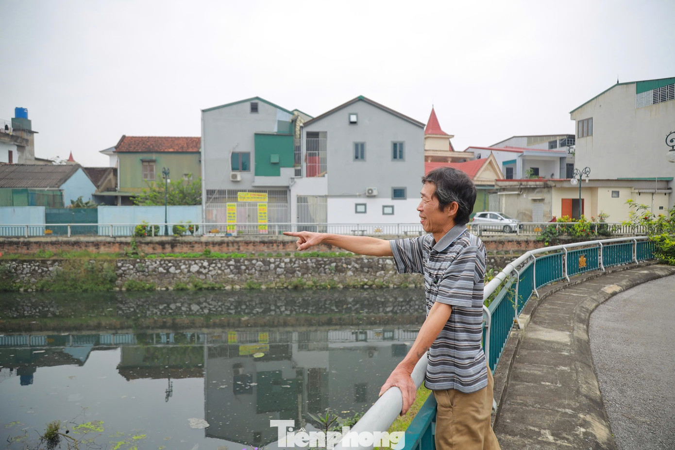 Ông Phan Hưng (trú phường Cửa Nam, TP Vinh) cho biết, gia đình sinh sống gần Hào thành cổ Vinh từ những năm 1978. Khi chưa nạo vét, nước trong hào vẫn chảy, người dân lội được từ bên này sang bên kia. Tuy nhiên, từ khi dự án cải tạo, nâng cấp Hào thành cổ hoàn thành và đi vào hoạt động một thời gian, nước bắt đầu chuyển màu đen và đọng lại, không còn lưu thông như trước, dẫn đến ô nhiễm. “Sau khi hào được cải tạo, cảnh quan khá đẹp, người dân rất phấn khởi. Nhưng chỉ được ít tháng, nước dưới hào đen thui, đặc quánh, bốc mùi hôi thối nên chúng tôi ít khi dám mở cửa. Ngày trước, nước còn sạch cá bơi theo đàn, giờ thì không còn một con cá nào sống được. Nước ứ đọng, ô nhiễm nặng, tạo điều kiện cho muỗi phát sinh”, ông Hưng chia sẻ.