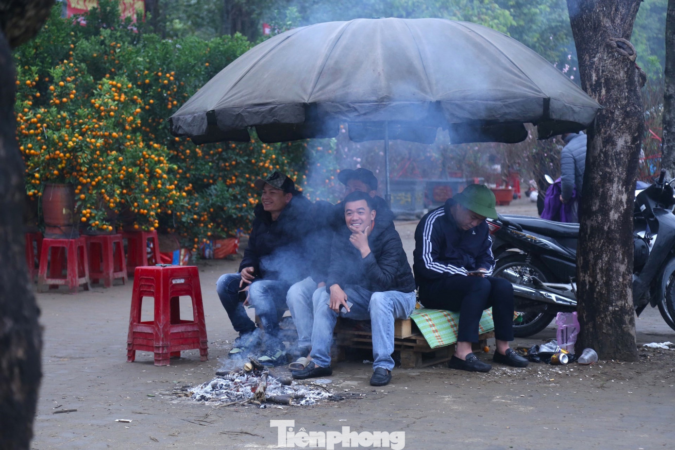 Lạnh kèm theo mưa nhỏ tại thành phố Vinh (Nghệ An) khiến mọi người co ro trong giá lạnh, nhất là với những người lao động phải làm việc ngoài trời hay khi đêm xuống. Nền nhiệt được ghi nhận từ 12-14 độ C. Càng về đêm, nhiệt độ càng giảm.