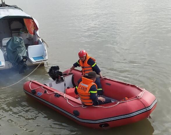 Lực lượng nỗ lực tìm kiếm người phụ nữ nhảy cầu Bến Thuỷ