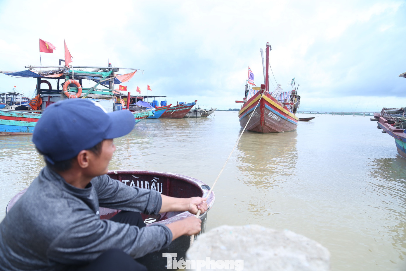 Người dân chủ động chằng chống tàu thuyền an toàn trước nguy cơ bão đổ bộ. Người dân chủ động chằng chống tàu thuyền an toàn trước nguy cơ bão đổ bộ.