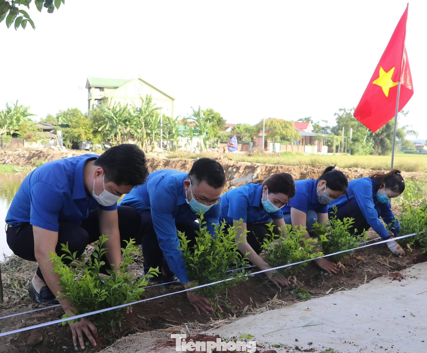 Bí thư Tỉnh đoàn Nghệ An Lê Văn Lương tham gia trồng cây xanh với các đoàn viên thanh niên, tạo sức lan tỏa mạnh mẽ của chương trình &quot;Vì một Việt Nam xanh giai đoạn 2021-2025 trồng 100 triệu cây xanh&quot;.