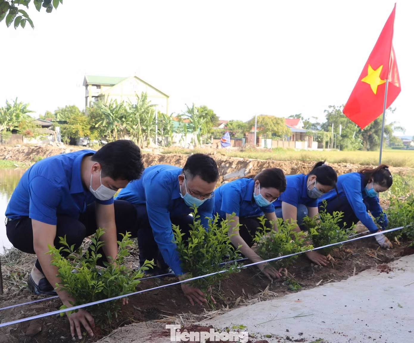 Bí thư Tỉnh đoàn Nghệ An Lê Văn Lương tham gia trồng cây xanh với các đoàn viên thanh niên, tạo sức lan tỏa mạnh mẽ của chương trình "Vì một Việt Nam xanh giai đoạn 2021-2025 trồng 100 triệu cây xanh".
