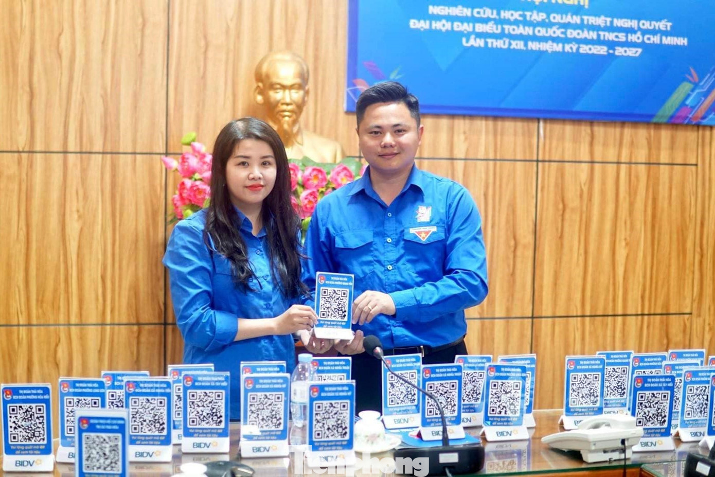 Tại Hội nghị trực tuyến nghiên cứu, học tập, quán triệt Nghị quyết Đại hội Đoàn toàn quốc lần thứ XII, nhiệm kỳ 2022-2027, Thị Đoàn Thái Hòa đã bàn giao tấm quét mã QR đến 100% các đơn vị cơ sở Đoàn để tổ chức các hội nghị không giấy.