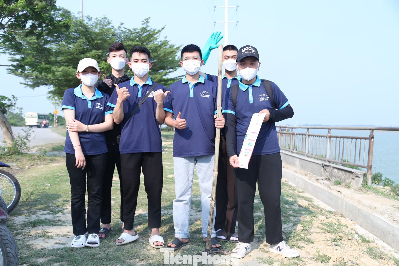 Được biết, đây không phải lần đầu tiên nhóm thực hiện thu gom rác để bảo vệ môi trường. Trong tháng 2, nhóm đã hai lần xuống bãi biển Cửa Lò để thu gom rác thải dọc bờ cát trắng. Gần đây nhất, tại khu vực ven hồ Vinh Tân, cũng bị "bủa vây" bởi lượng rác khổng lồ, nhờ sự chung tay của nhóm, rác thải vứt bừa bãi đã được thu gom sạch sẽ, trả lại môi trường trong xanh.