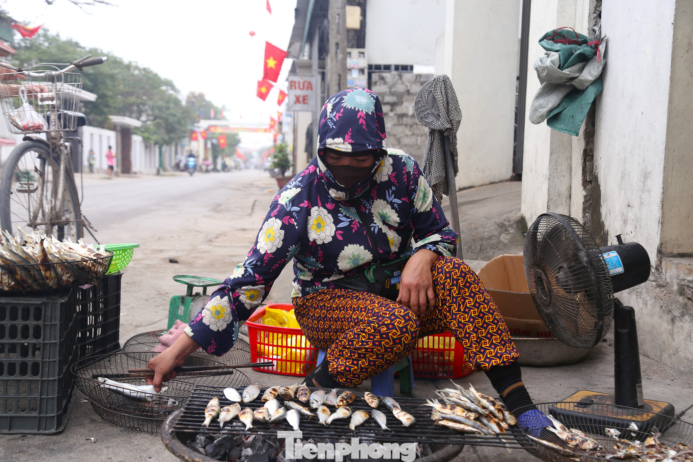 Ngay khi cá được dỡ khỏi lưới, những người phụ nữ là vợ của các thuyền viên hay những người buôn bán nhỏ nhanh chóng đưa về để nướng.