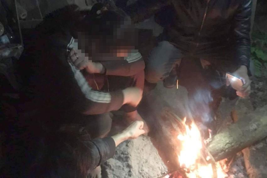 Người dân đốt lửa sưởi ấm cho chị H. sau nhiều giờ trôi trên sông trong đêm giá rét