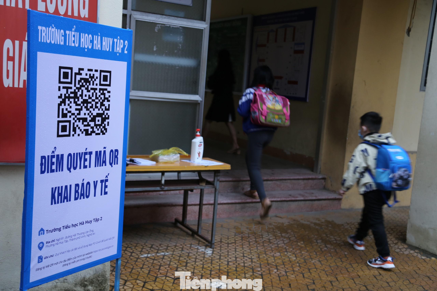 Ghi nhận tại trường Tiểu học Hà Huy Tập 2 (TP Vinh, Nghệ An), từ sáng sớm, các giáo viên đã đứng ở 2 cổng đón học sinh, đo thân nhiệt đầy đủ, hướng dẫn rửa tay bằng nước sát khuẩn trước khi vào trường.