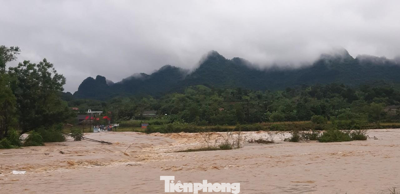 Ảnh hưởng hoàn lưu bão số 4 gây mưa lớn trên diện rộng trên địa bàn Nghệ An. Nhiều nơi bị ngập sâu.