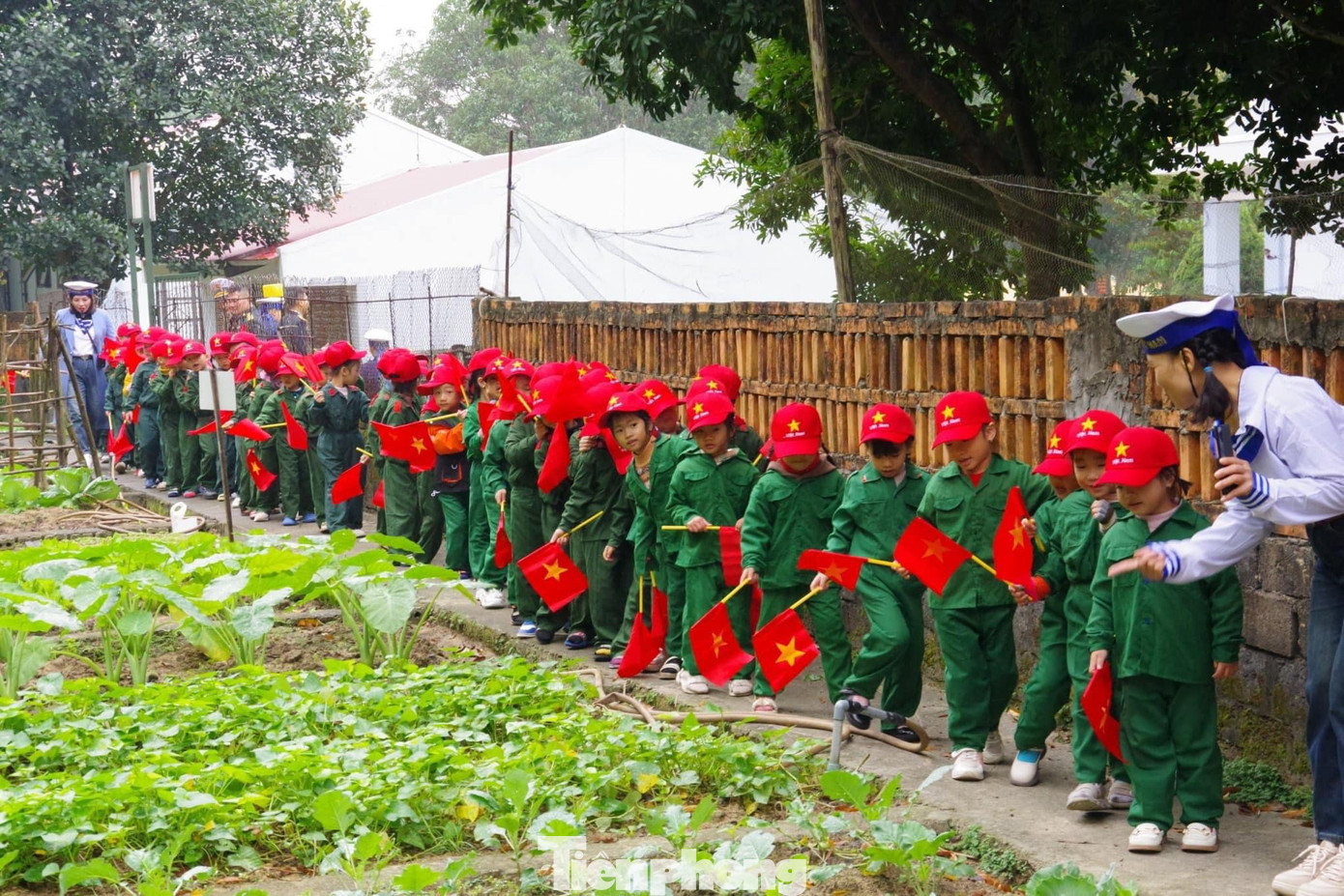 Tham quan vườn tăng gia tại Trạm Rada 515, Bộ Tư lệnh Hải quân Vùng 1. Tham quan vườn tăng gia tại Trạm Rada 515, Bộ Tư lệnh Hải quân Vùng 1.