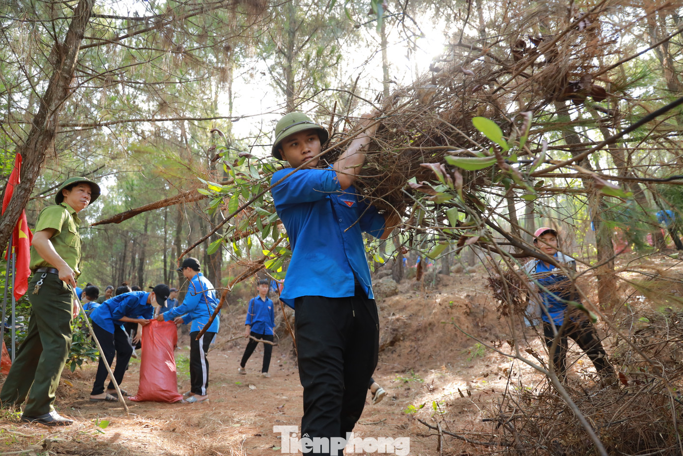Bí thư Huyện Đoàn Quỳnh Lưu mong muốn mỗi cán bộ, đoàn viên, thanh thiếu nhi hãy là những tuyên truyền viên, làm những việc làm cụ thể, thiết thực; tích cực tuyên truyền vận động gia đình, thanh thiếu nhi tại địa phương nâng cao ý thức bảo vệ rừng, phòng cháy chữa cháy rừng; tham gia phát hiện, ngăn ngừa cháy rừng...
