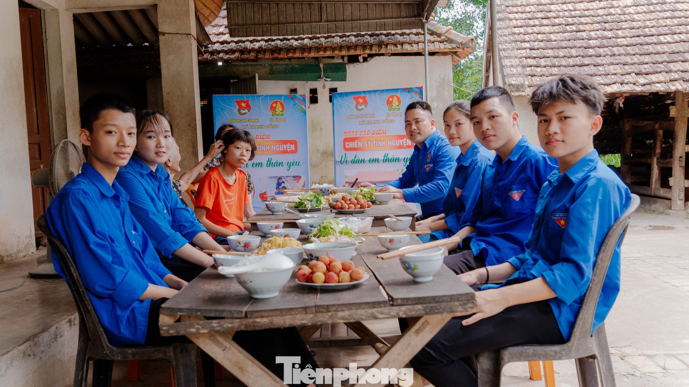 Đoàn viên thanh niên nấu cơm cho em Nguyễn Thị Tâm (thôn Thanh Đồng 5, xã Thanh Đồng, huyện Thanh Chương). Em Tâm bị khuyết tật, thiểu năng trí tuệ. Em sống cùng bà ngoại 95 tuổi và mẹ, hoàn cảnh đặc biệt khó khăn. Đoàn viên thanh niên nấu cơm cho em Nguyễn Thị Tâm (thôn Thanh Đồng 5, xã Thanh Đồng, huyện Thanh Chương). Em Tâm bị khuyết tật, thiểu năng trí tuệ. Em sống cùng bà ngoại 95 tuổi và mẹ, hoàn cảnh đặc biệt khó khăn.