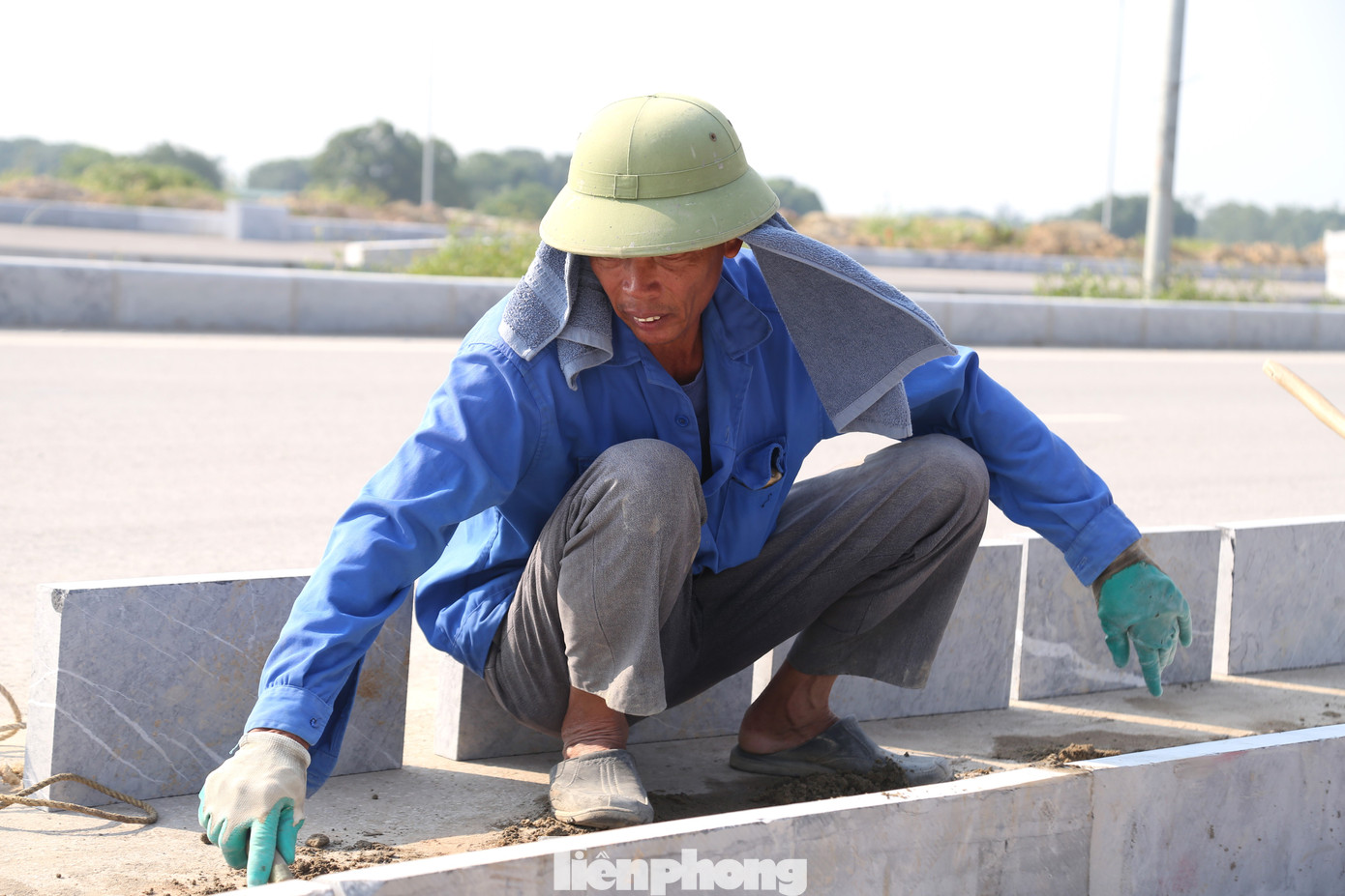 Nhận lát vỉa hè tuyến đường, ông Lê Văn Thế (55 tuổi, trú huyện Yên Thành, Nghệ An) cùng nhóm thợ bắt đầu làm việc từ lúc 5 giờ sáng và kết thúc lúc 10 giờ 30 phút. Buổi chiều bắt đầu từ lúc 14 giờ 30 đến 18 giờ. “Đường mới làm, xung quanh không có một bóng cây nào nên muốn nghỉ chút cũng không có chỗ trú. Nắng gắt trên đầu dội xuống, sức nóng hầm hập từ đường nhựa tạt vào khiến ai cũng nhanh xuống sức”, ông Thế cho hay.