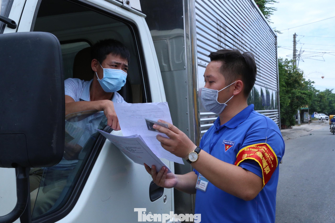 Anh Ngô Đình Thái kiểm tra giấy tờ đối với trường hợp muốn qua chốt kiểm soát.
