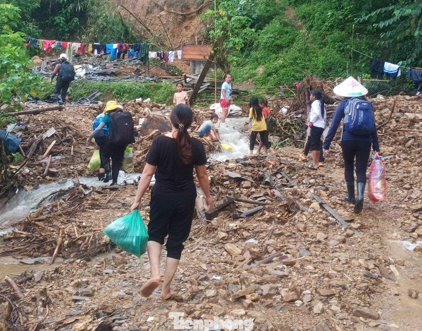 Cô Phan Thị Hiếu – Hiệu trưởng trường mầm non Chiêu Lưu chia sẻ: “Trận lũ vừa qua là trận lũ kinh hoàng nhất từng quét qua địa bàn xã, chỉ trong chốc lát nước lũ ập về cuốn trôi tất cả. Đồ dùng dạy học, đồ chơi của các cháu bị nhấn chìm theo dòng nước. Lũ rút để lại một khối lượng lớn bùn đất ở khuôn viên trường”.