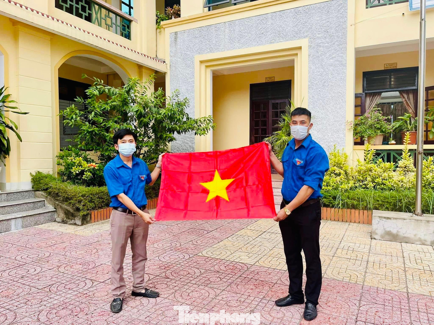 Song song công tác hỗ trợ phòng, chống dịch COVID-19, những ngày này, ĐVTN các huyện, thành thị trên địa bàn tỉnh Nghệ An đã đồng loạt ra quân chỉnh trang, thay mới cờ Tổ quốc tại các trục đường chính chào mừng 76 năm ngày Quốc khánh 2/9. Song song công tác hỗ trợ phòng, chống dịch COVID-19, những ngày này, ĐVTN các huyện, thành thị trên địa bàn tỉnh Nghệ An đã đồng loạt ra quân chỉnh trang, thay mới cờ Tổ quốc tại các trục đường chính chào mừng 76 năm ngày Quốc khánh 2/9.