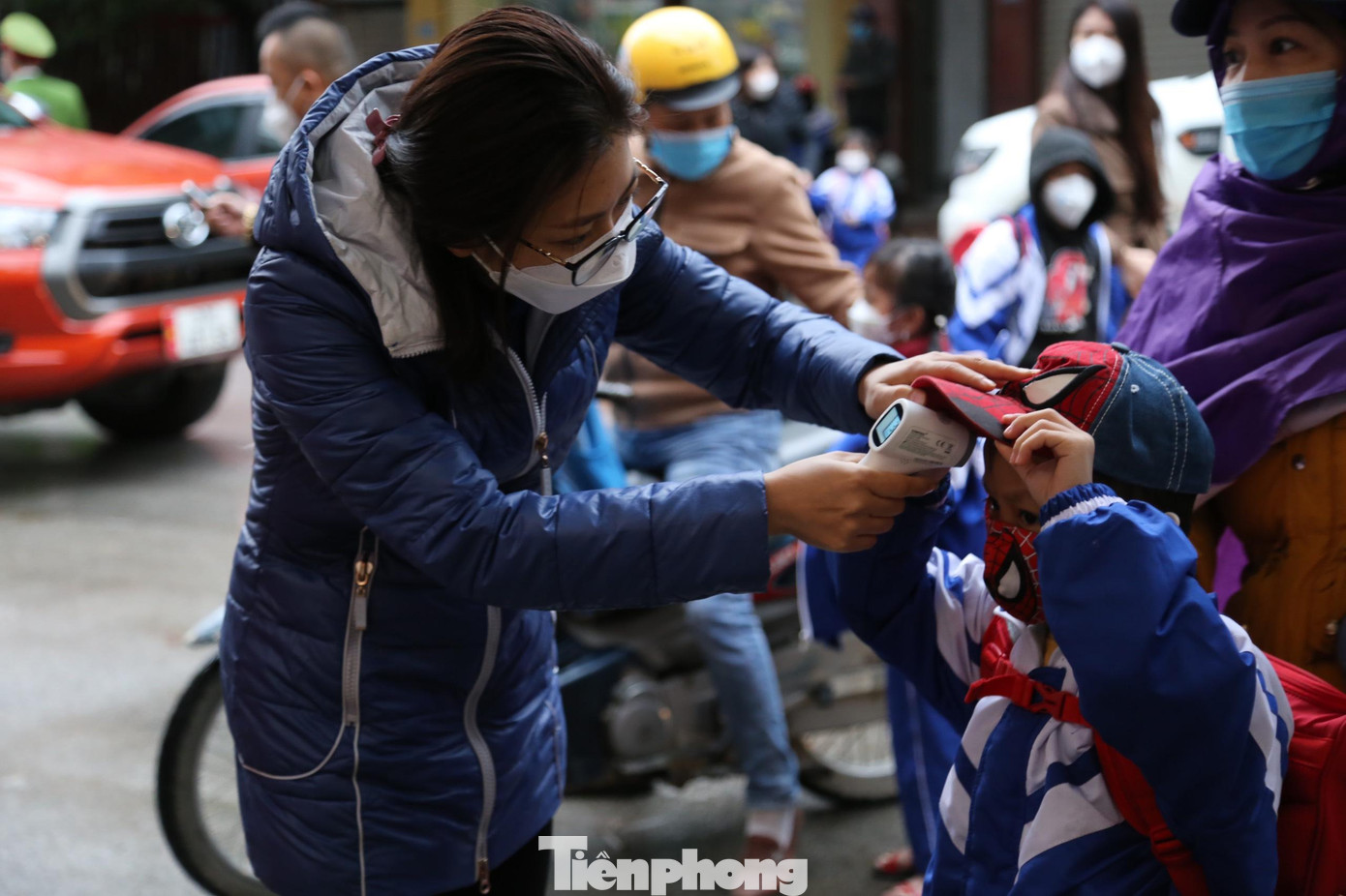 Các cô giáo đo thân nhiệt, hướng dẫn học sinh rửa tay bằng dung dịch sát khuẩn trước khi vào trường.