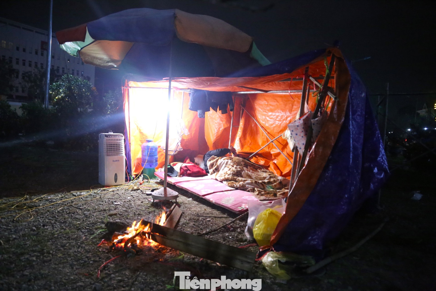 Năm nay là năm đầu tiên anh Nguyễn Văn Nam (SN 1989, trú huyện Tương Dương, Nghệ An) đưa đào đá xuống thành phố Vinh bán. Anh và người bạn chia nhau thời gian để ngủ và canh đào.