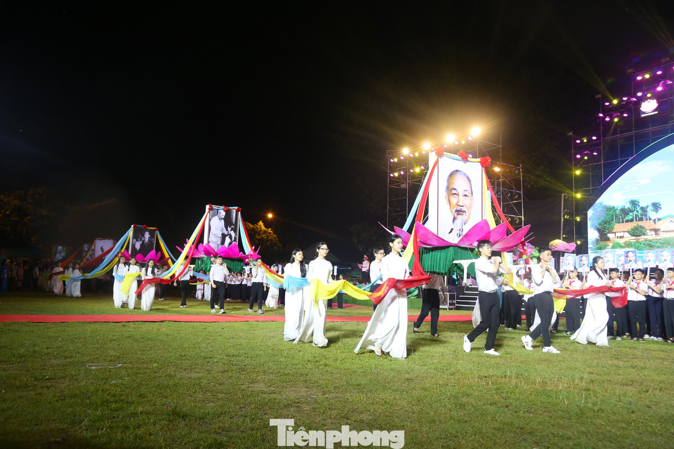 Phần rước ảnh Bác trong Lễ khai mạc Lễ hội Làng Sen.