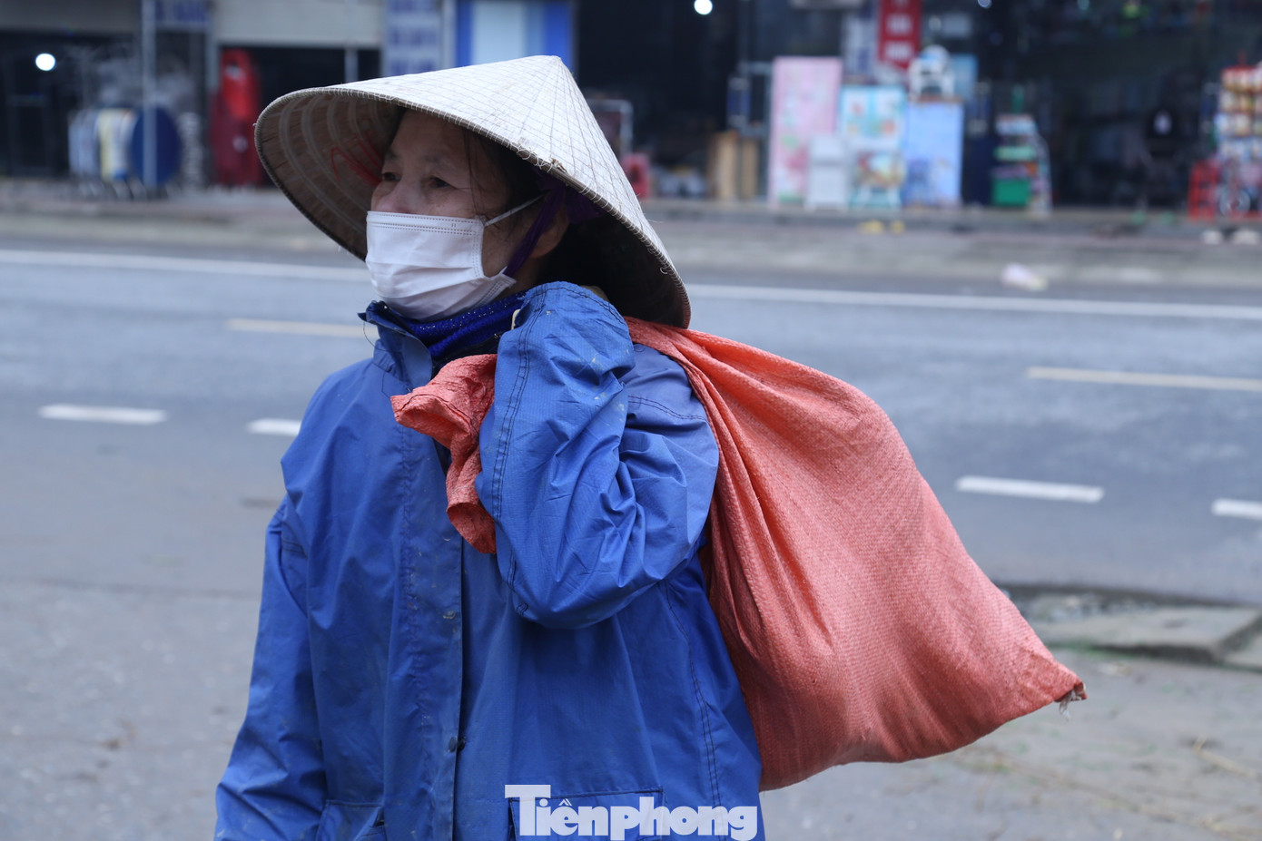 Bà Sâm vui mừng mua được 7 bó mạ với giá 70.000 đồng. Bà cho biết: “Ruộng nhà tôi bị ốc bươu vàng cắn ngang gốc khiến ruộng lúa mất nhiều nên phải đi chợ phiên này mua lúa non về để dặm. Tính ra tôi đã mua đến 700.000 đồng tiền mạ để về dặm những phần bị ốc bươu vàng phá”.