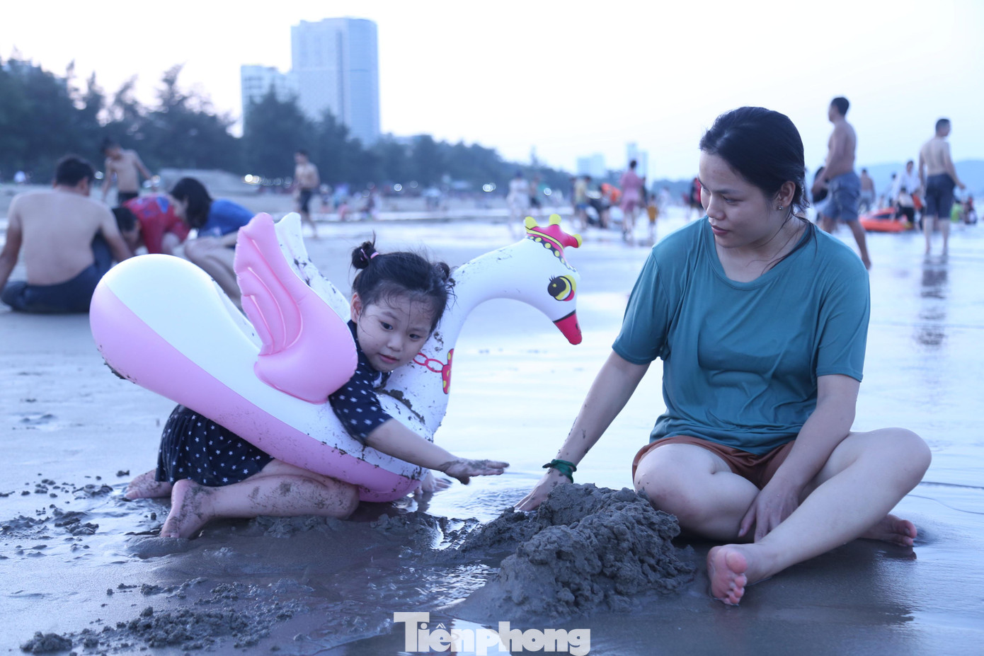 Chị Trương Thị Hoài (trú huyện Nghi Xuân, Hà Tĩnh) chia sẻ: “Biển Cửa Lò những ngày này rất đẹp, nước trong xanh, cát trắng, là một điểm đến lý tưởng cho du khách dịp nghỉ lễ”.