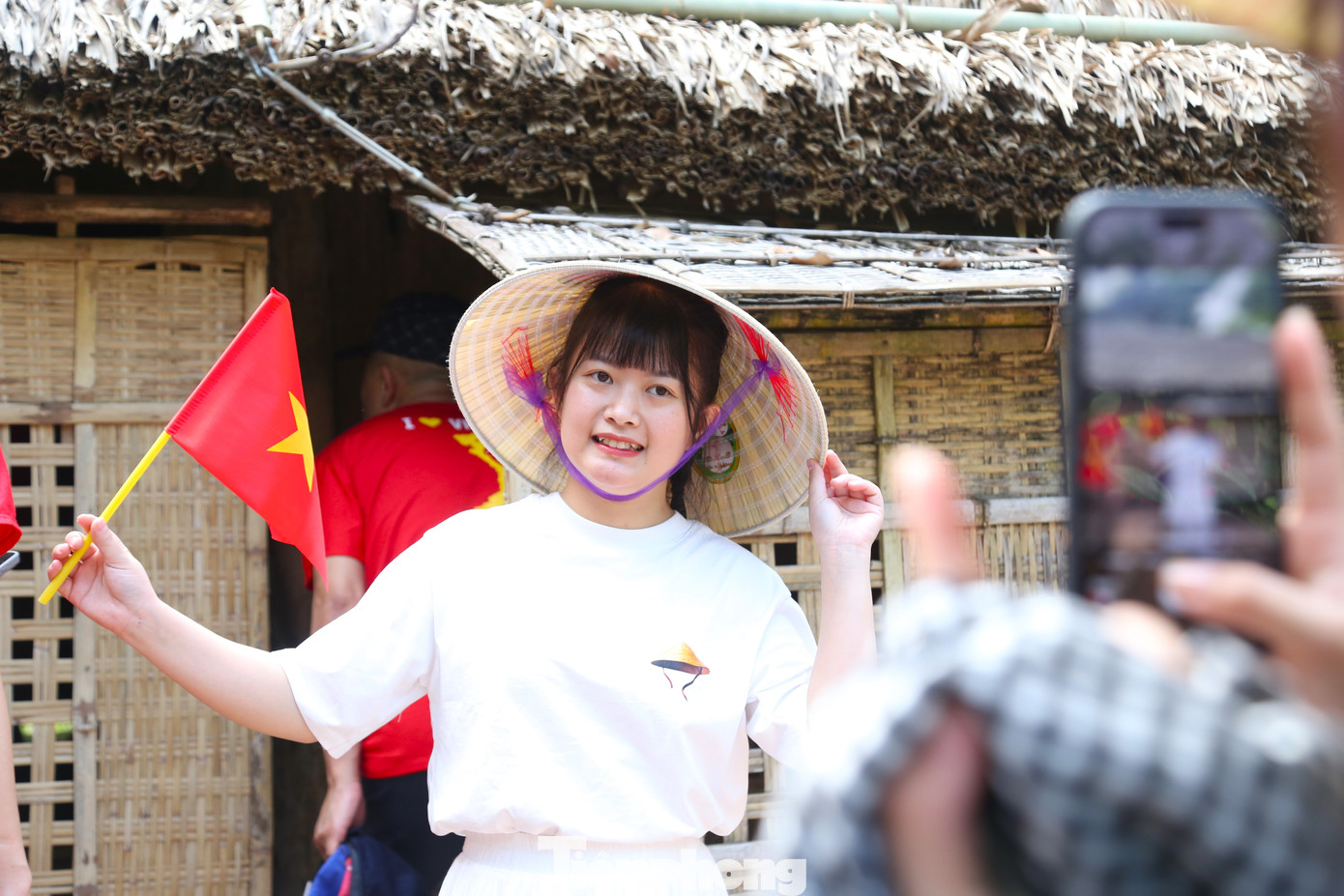 Du khách lưu giữ khoảnh khắc đẹp khi về thăm quê Bác.