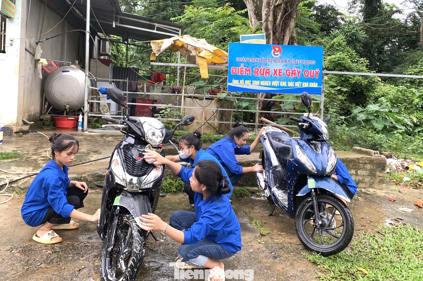 Mỗi người được giao một việc: từ nhận xe, xịt nước làm sạch, cọ rửa đến lau khô. Các bạn trẻ phối hợp với nhau mang lại hiệu quả công việc cao.