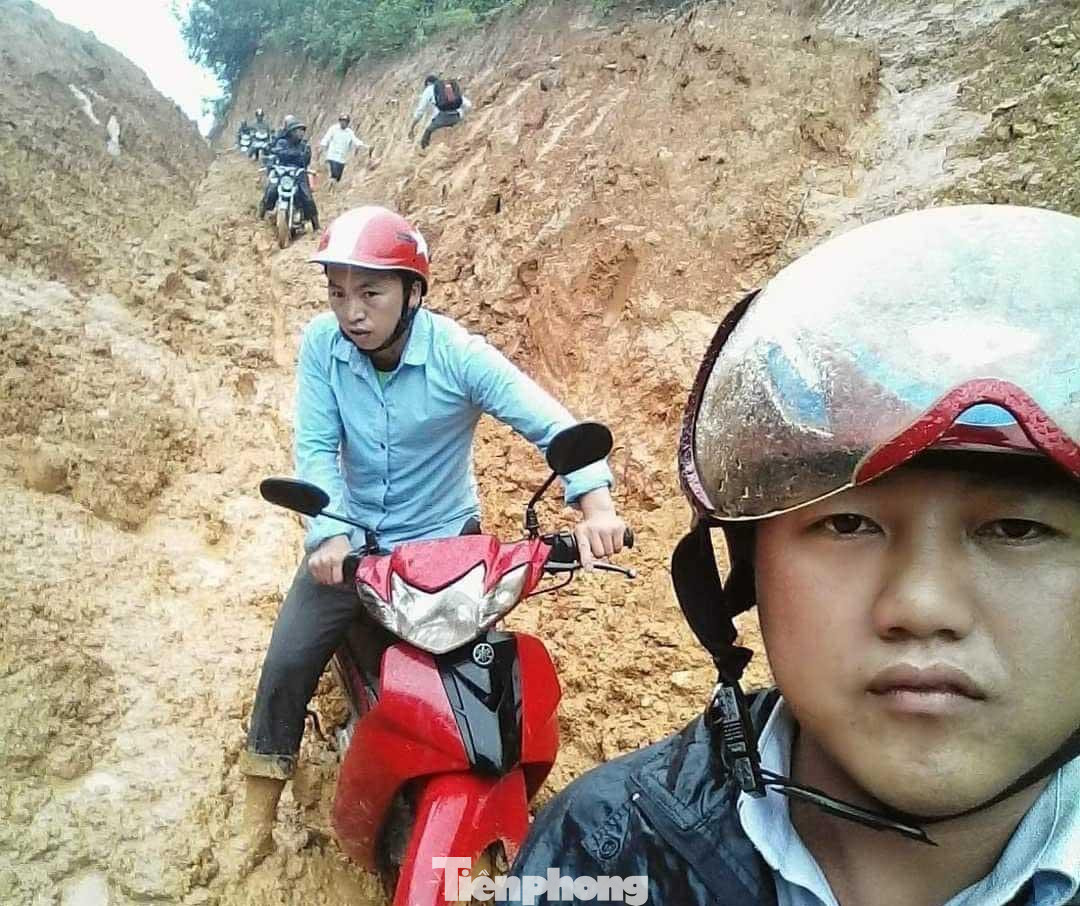 Thầy Lê Xuân Thắng, Hiệu trưởng Trường Tiểu học Tri Lễ 4, huyện Quế Phong cho biết: "Điểm trường Huồi Mới cách trung tâm xã Tri Lễ hơn 10km, các thầy giáo đi từ rất sớm nhưng cũng mất gần 4 giờ đồng hồ mới vào tới nơi. Mưa lớn, các tuyến đường sạt lở nên việc di chuyển rất khó khăn". Thầy Lê Xuân Thắng, Hiệu trưởng Trường Tiểu học Tri Lễ 4, huyện Quế Phong cho biết: "Điểm trường Huồi Mới cách trung tâm xã Tri Lễ hơn 10km, các thầy giáo đi từ rất sớm nhưng cũng mất gần 4 giờ đồng hồ mới vào tới nơi. Mưa lớn, các tuyến đường sạt lở nên việc di chuyển rất khó khăn".