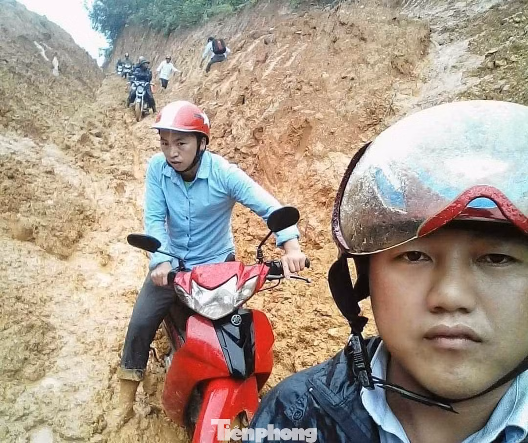 Thầy Lê Xuân Thắng, Hiệu trưởng Trường Tiểu học Tri Lễ 4, huyện Quế Phong cho biết: "Điểm trường Huồi Mới cách trung tâm xã Tri Lễ hơn 10km, các thầy giáo đi từ rất sớm nhưng cũng mất gần 4 giờ đồng hồ mới vào tới nơi. Mưa lớn, các tuyến đường sạt lở nên việc di chuyển rất khó khăn".