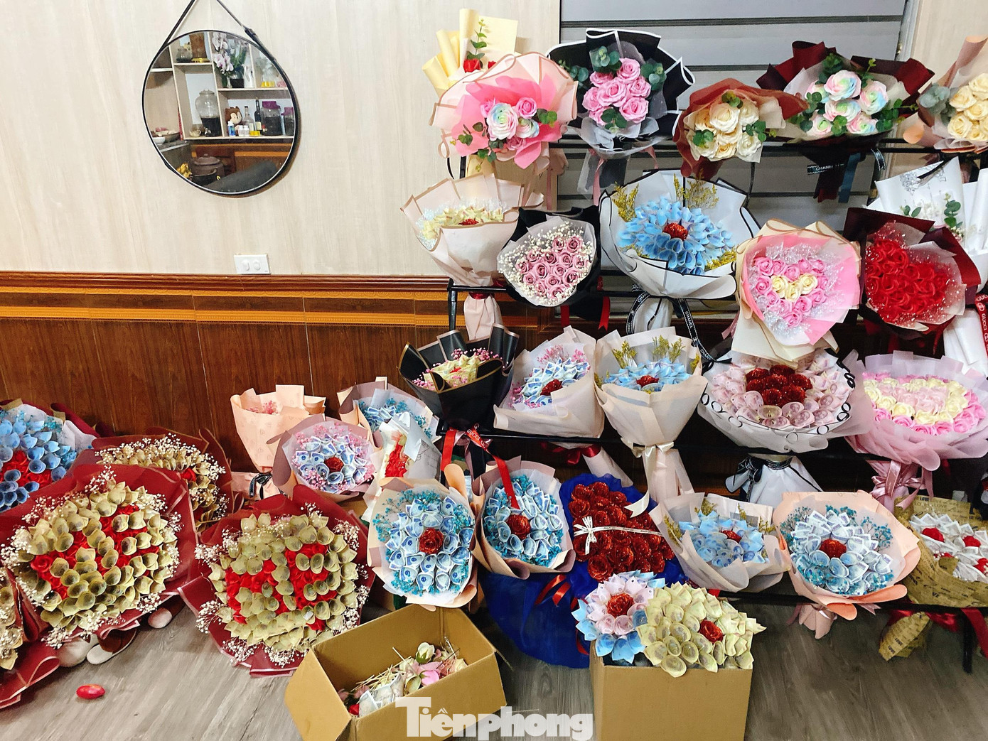 Phong trào tặng hoa được kết bằng tiền thật nở rộ trong những năm gần đây Phong trào tặng hoa được kết bằng tiền thật nở rộ trong những năm gần đây