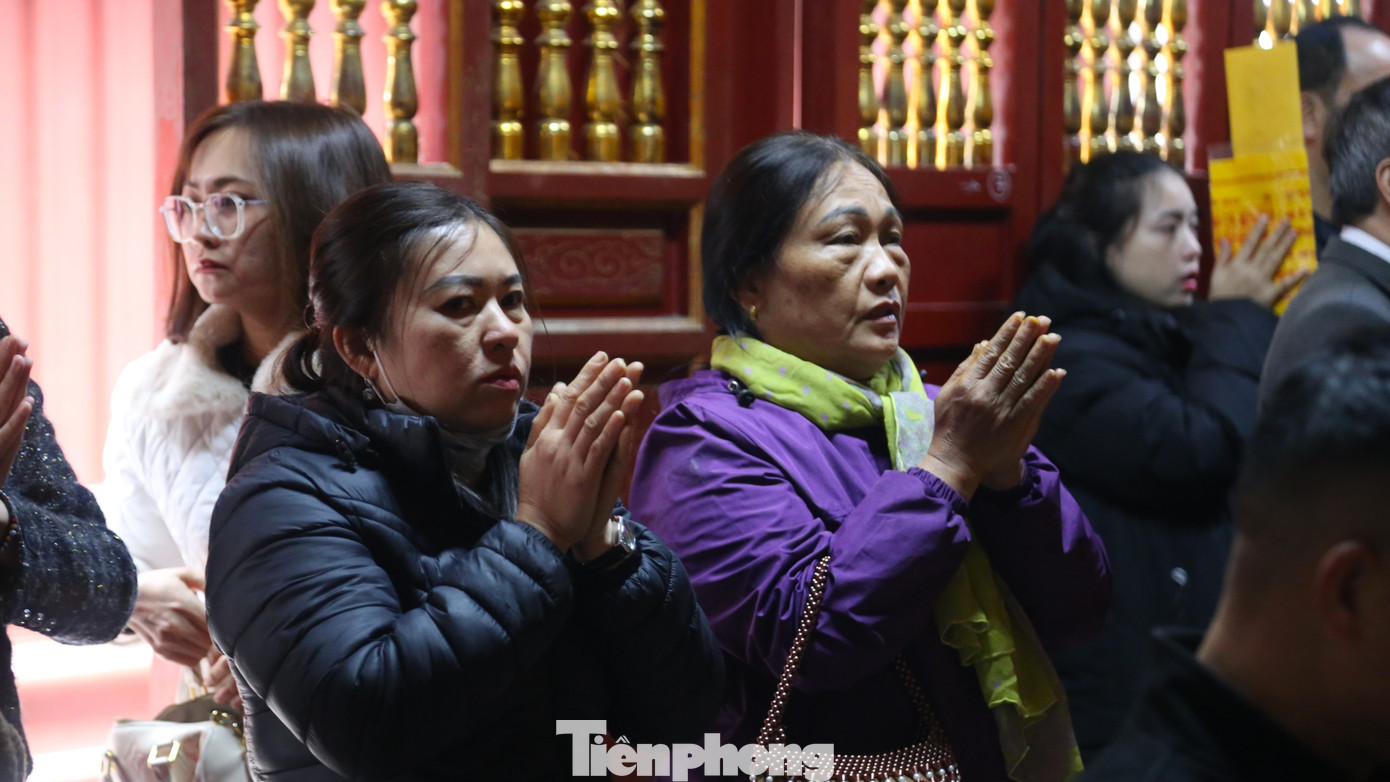 Người dân thành tâm cầu khấn. Người dân thành tâm cầu khấn.