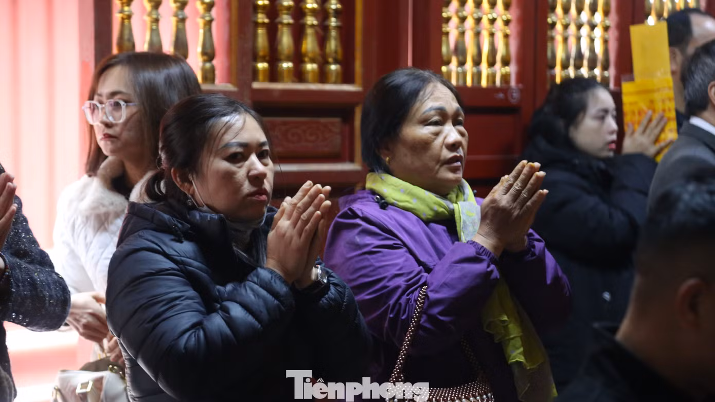 Người dân thành tâm cầu khấn.
