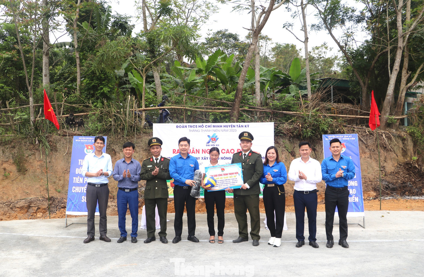 Khánh thành và trao tặng sân bóng chuyền, sân chơi cho thiếu nhi tại xóm Đồng Tâm, xã Đồng Văn, huyện Tân Kỳ.