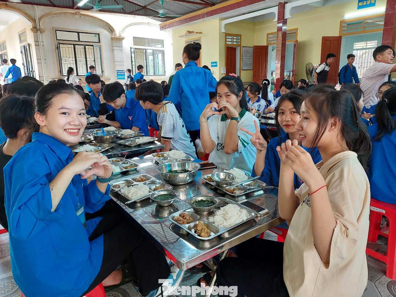 Thầy Lê Văn Quyền - Hiệu trưởng Trường THPT Thanh Chương 3, chia sẻ: “Với mong muốn chia sẻ phần nào khó khăn cho các em vùng lũ, các thầy cô giáo nhà trường đã cùng nhau chuẩn bị những suất cơm yêu thương. Để bếp ăn có thể hoạt động thường xuyên, chúng tôi đã kêu gọi các tổ chức, cá nhân ủng hộ. Nhà trường cũng tận dụng các khoảng đất trống để trồng thêm rau xanh. Hiện, ngoài những bữa ăn đột xuất để hỗ trợ các học sinh trong những dịp bão lũ thì mỗi ngày có khoảng 30 em đăng ký ăn thường xuyên và được nhà trường hỗ trợ”.