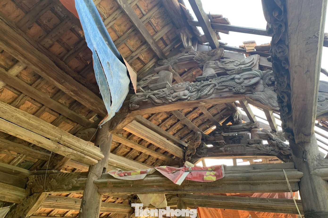 Ông Nguyễn Văn Ất, Phó Chủ tịch UBND xã Hùng Tiến cho biết: “Là chứng tích của một vùng quê có bề dày lịch sử, lưu dấu những kỷ niệm, ký ức của bao thế hệ người dân làng Nhân Hậu, nhưng nay ngôi đình cổ đang dần đổ nát, khiến nhiều người tiếc nuối. Kinh phí để trùng tu quá lớn, ngân sách cấp xã không đáp ứng nổi nên lực bất tòng tâm. Xã cũng đã tính đến phương án dỡ đình để bảo quản, nhưng nếu dỡ ra, xếp vào kho có thể làm đình hư hỏng hơn. Phương án đáng tiếc nhất, nếu không giữ được hiện trạng như hiện nay, đình cổ sẽ bị đưa ra khỏi danh mục kiểm kê di tích”. Ông Nguyễn Văn Ất, Phó Chủ tịch UBND xã Hùng Tiến cho biết: “Là chứng tích của một vùng quê có bề dày lịch sử, lưu dấu những kỷ niệm, ký ức của bao thế hệ người dân làng Nhân Hậu, nhưng nay ngôi đình cổ đang dần đổ nát, khiến nhiều người tiếc nuối. Kinh phí để trùng tu quá lớn, ngân sách cấp xã không đáp ứng nổi nên lực bất tòng tâm. Xã cũng đã tính đến phương án dỡ đình để bảo quản, nhưng nếu dỡ ra, xếp vào kho có thể làm đình hư hỏng hơn. Phương án đáng tiếc nhất, nếu không giữ được hiện trạng như hiện nay, đình cổ sẽ bị đưa ra khỏi danh mục kiểm kê di tích”.