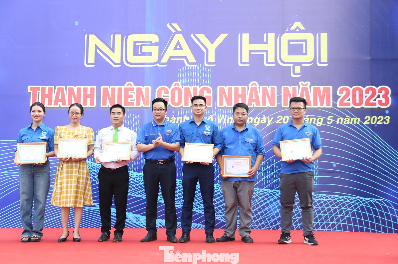 Nhằm tạo môi trường để phát huy năng khiếu thanh niên công nhân, Ban Thường vụ Đoàn Khối Doanh nghiệp tỉnh Nghệ An đã tổ chức cuộc thi Video clip online “Tìm kiếm tài năng thanh niên khối Doanh nghiệp”. Sau hơn 2 tuần phát động, cuộc thi đã nhận được gần 100 tác phẩm dự thi, trong đó BTC đã lựa chọn và đăng tải 34 tác phẩm với các nội dung đa dạng và phong phú nhất. Những hình ảnh đẹp, ý nghĩa của đoàn viên thanh niên khối doanh nghiệp đã được lan tỏa mạnh mẽ, thể hiện tài năng, bản lĩnh, trí tuệ, trách nhiệm với cộng đồng của tuổi trẻ khối doanh nghiệp. Trong ảnh: BTC trao giải cuộc thi Video clip online “Tìm kiếm tài năng thanh niên khối Doanh nghiệp”.