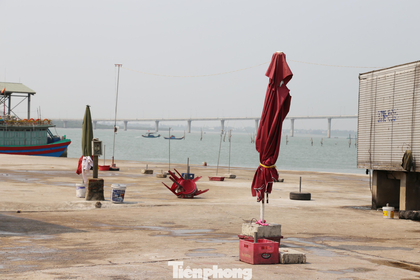 Ông Phan Tiến Chương - Giám đốc Ban quản lý cảng cá Nghệ An cho biết: “Bến cá Cửa Hội có khoảng 100 hộ kinh doanh buôn bán. Việc người dân không chịu vào Nhà phân loại hải sản để hoạt động một phần do phong tục tập quán. Phía Ban quản lý cảng cá đã nhiều lần vận động người dân vào hoạt động nhưng không được. Sắp tới, Ban quản lý cảng cá sẽ đề xuất với Sở ban ngành cho phép chuyển mục đích sử dụng để phù hợp với công năng và tình hình thực tế, tránh gây lãng phí”.