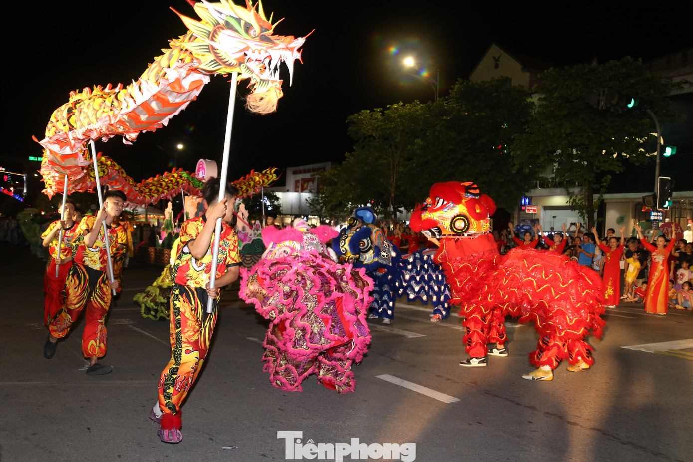 Lễ hội đường phố với chủ đề “Sắc màu văn hóa các dân tộc Nghệ An” nhằm tôn vinh, quảng diễn dân ca Ví, Giặm Nghệ Tĩnh và dân ca, dân nhạc truyền thống của cộng đồng các dân tộc tỉnh Nghệ An. Lễ hội đường phố với chủ đề “Sắc màu văn hóa các dân tộc Nghệ An” nhằm tôn vinh, quảng diễn dân ca Ví, Giặm Nghệ Tĩnh và dân ca, dân nhạc truyền thống của cộng đồng các dân tộc tỉnh Nghệ An.