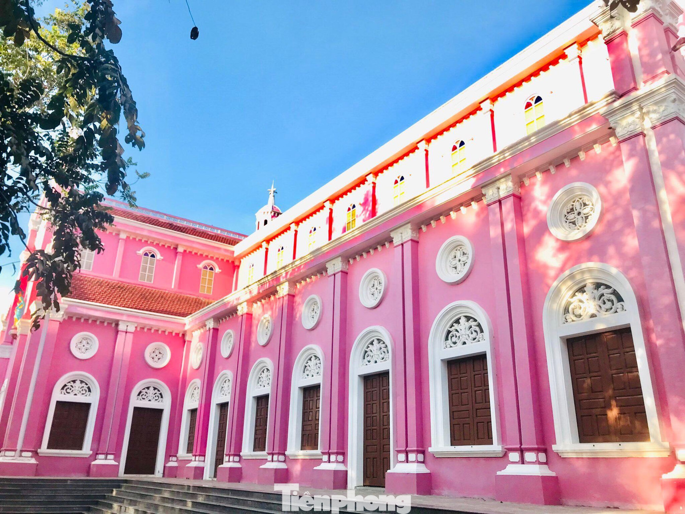 Nhà thờ có vẻ đẹp cổ kính, với phần mái hình chóp và ô cửa hình vòm cong. Nhà thờ có vẻ đẹp cổ kính, với phần mái hình chóp và ô cửa hình vòm cong.