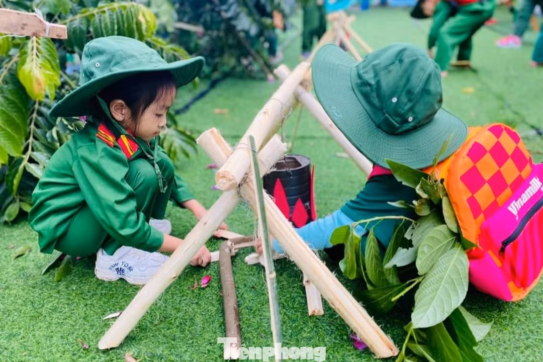 Các em thiếu nhi đã có một ngày trải nghiệm làm chú bộ đội đáng nhớ. Các em thiếu nhi đã có một ngày trải nghiệm làm chú bộ đội đáng nhớ.