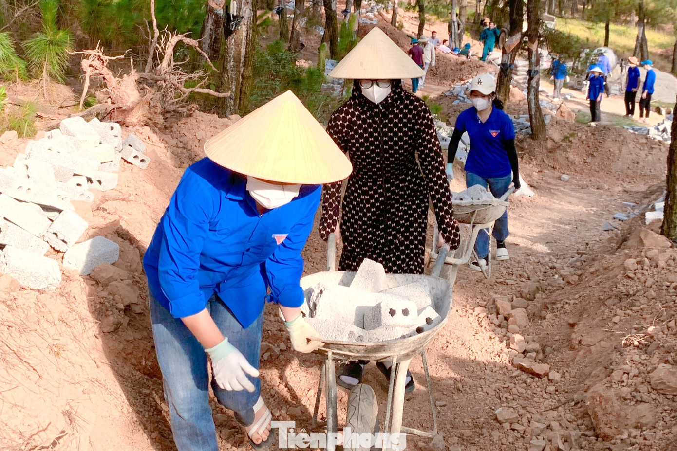 Tại đây, các bạn trẻ đã hỗ trợ Ban chỉ huy quân sự huyện Diễn Châu vận chuyển nguyên vật liệu gồm sò, cát,… để xây dựng hầm hào.