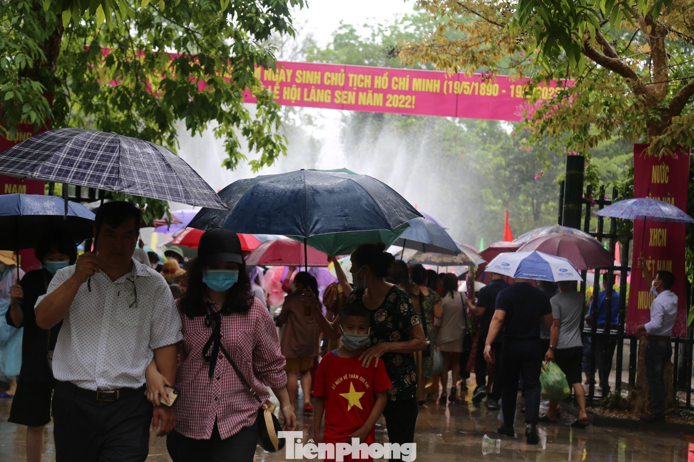 Bà Bùi Bích Đảm – Trưởng phòng Tuyên truyền giáo dục Khu di tích Kim Liên, cho biết, những ngày này, Ban quản lý Khu di tích làm việc với 100% quân số. Trong ngày 30/4 đã có hơn 1.000 đoàn với hơn 3 vạn khách từ khắp mọi miền đất nước về thăm quê Bác.