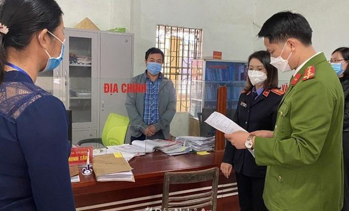 Lê Minh Tâm nghe quyết định khởi tố Lê Minh Tâm nghe quyết định khởi tố