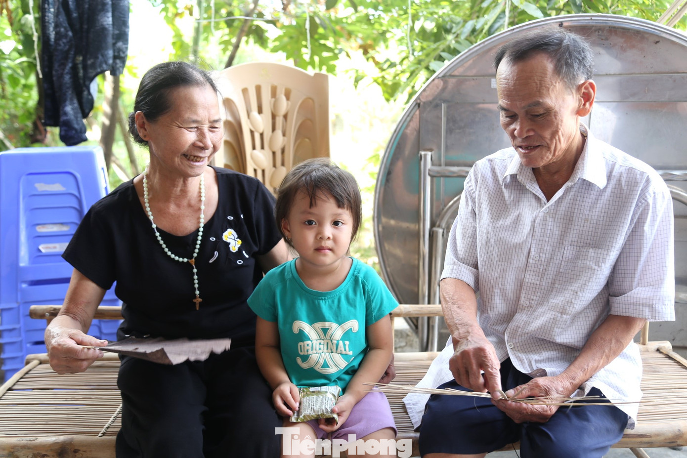 “Nhìn thì có vẻ dễ nhưng không phải ai cũng quét giấy gió vào khung được. Phải thật khéo léo, tỉ mỉ, nếu không tấm giấy gió mỏng tanh sẽ bị nát hoặc rớt xuống. Chiếc quạt để chắc chắn hơn sẽ được quét nước sắn lần hai, rồi tiếp tục đem phơi khô. Sau cùng, xếp các cánh quạt lại, cắt bỏ những phần thừa là hoàn thiện”, bà Thu cho hay. “Nhìn thì có vẻ dễ nhưng không phải ai cũng quét giấy gió vào khung được. Phải thật khéo léo, tỉ mỉ, nếu không tấm giấy gió mỏng tanh sẽ bị nát hoặc rớt xuống. Chiếc quạt để chắc chắn hơn sẽ được quét nước sắn lần hai, rồi tiếp tục đem phơi khô. Sau cùng, xếp các cánh quạt lại, cắt bỏ những phần thừa là hoàn thiện”, bà Thu cho hay.