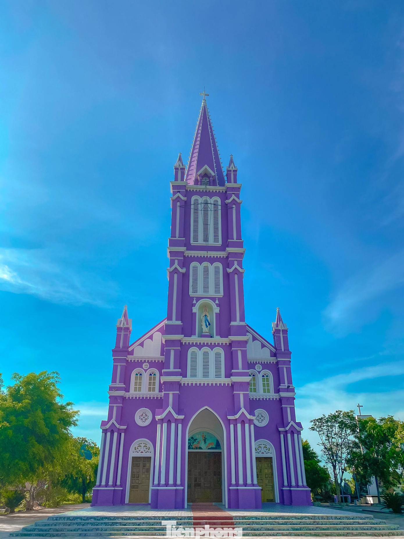 Trước đây, nhà thờ này có màu ghi đặc trưng. Sau quá trình cải tạo, tu sửa, nhà thờ mang màu sơn mới vào đầu tháng 7/2020.