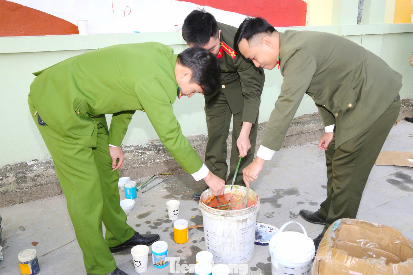 Công trình gồm 42 bức tranh (được đánh số từ 1 đến 42) tương ứng với vị trí vẽ của 42 bức tường rào trụ sở Công an tỉnh Nghệ An trên đường Lê Hồng Phong (thành phố Vinh), bắt đầu từ nút giao vòng xuyến (đường Trường Thi với đường Lê Hồng Phong) đến cổng Bộ phận một cửa - Phòng Phòng Cảnh sát Quản lý hành chính về trật tự xã hội, Công an tỉnh Nghệ An.