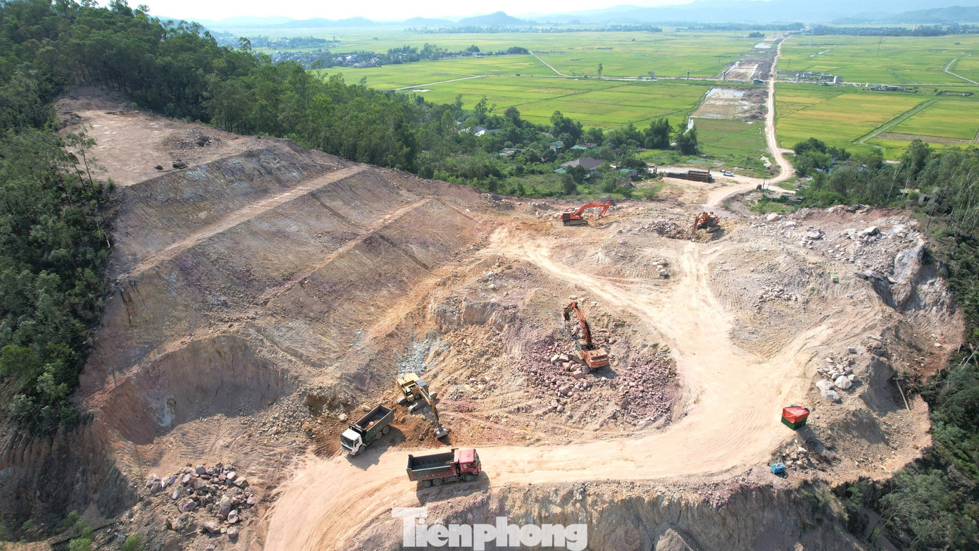 Theo báo cáo tiến độ dự án, đến ngày 16/6, các đơn vị thi công đã huy động 96 mũi thi công với 732 máy móc, thiết bị cùng hơn 1.500 cán bộ, kỹ sư, công nhân. Lũy kế giá trị thực hiện đến nay đạt 3.552 tỷ đồng đạt 41.1% giá trị hợp đồng.