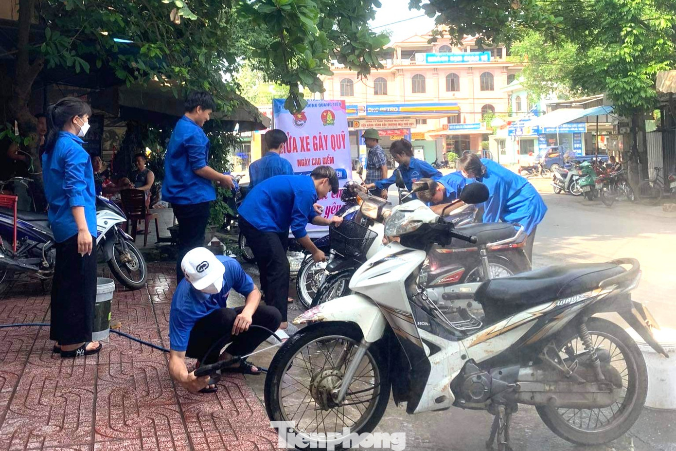 Nhằm chia sẻ khó khăn, động viên tinh thần các em học sinh, các cơ sở Đoàn trên địa bàn thị xã Thái Hòa, Nghệ An đã triển khai hoạt động rửa xe gây quỹ để tặng quà cho các em nhỏ có hoàn cảnh đặc biệt khó khăn, vươn lên học giỏi.